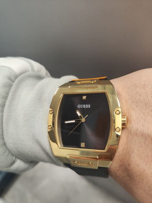 Елегантен часовник Guess