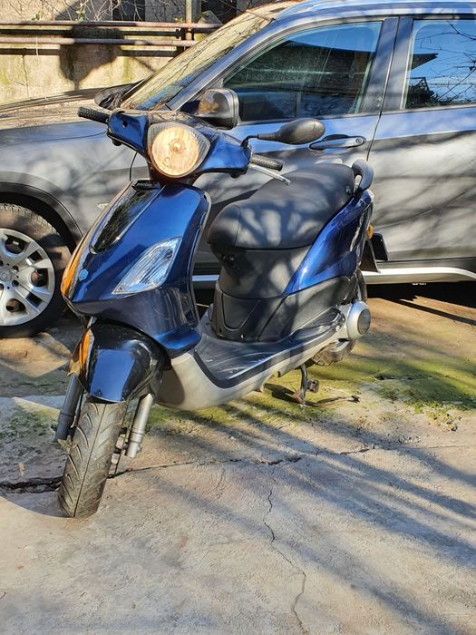 Scuter Piaggio Fly cu motor de 125cm in 4T