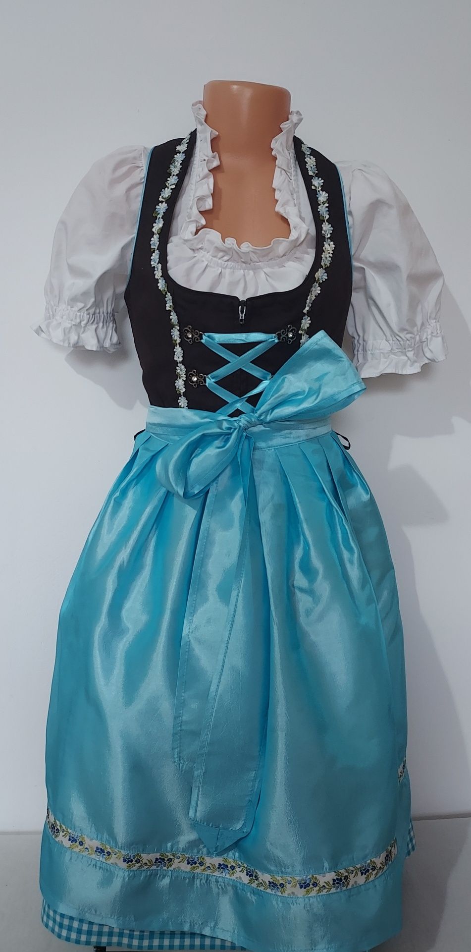 Dirndl marime 34 bavareza tiroleza Oktoberfest