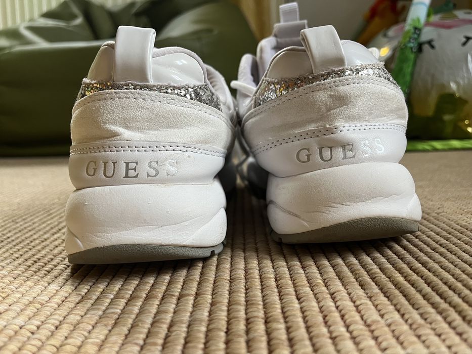 Pantofi Guess de mãrime 37, culoare albã
