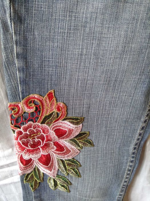 Blugi 3/4 Esprit cu aplicatii florale rosu alb verde auriu, masura 27