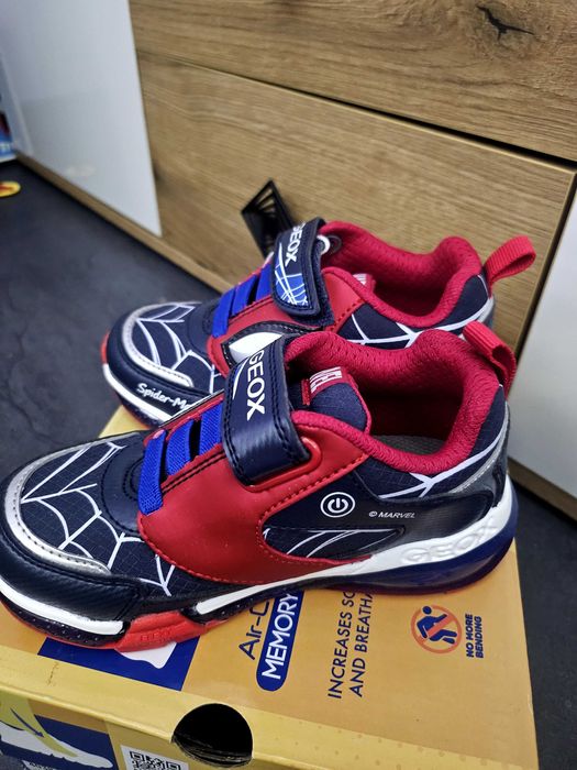 Светещи детски маратонки GEOX