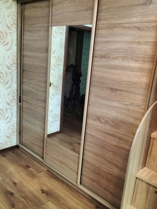 Продам 3-дверный купейный шкаф с зеркалом 2-шт.