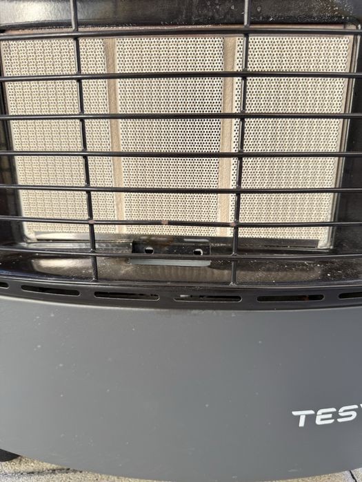 Soba pe gaz, mobila tesy, cu tot cu butelie.