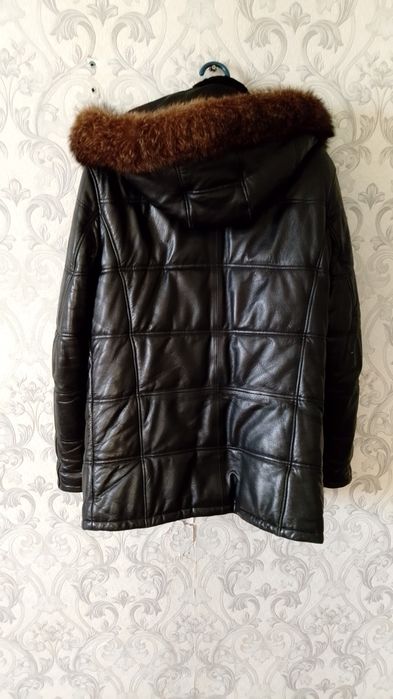 Продам зимнюю кожаную куртку, воротник писец, внутри мутон
