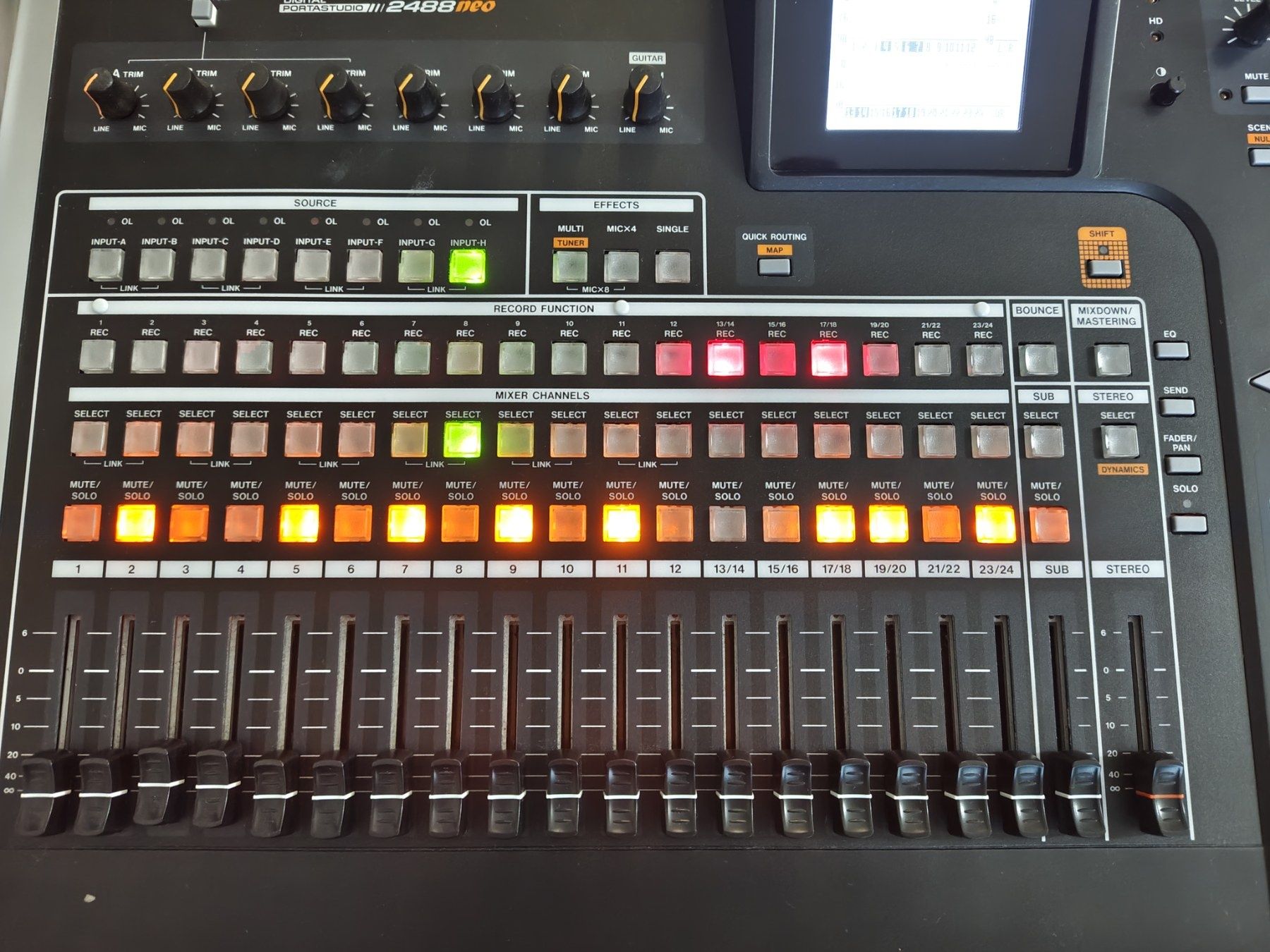 Студиен рекордер Tascam 2488neo; студиен микрофон Presonus M7; стойка