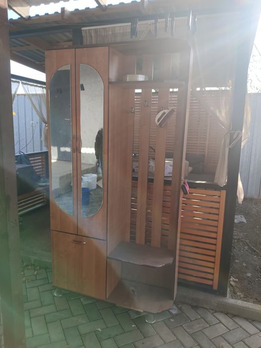 Прихожая и диван