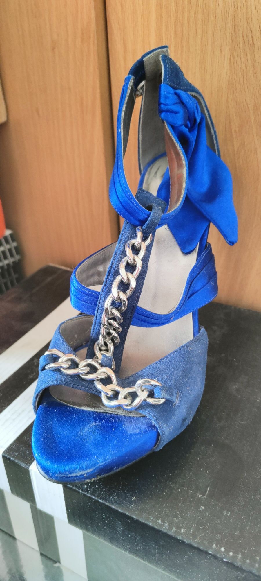 Guess sandalss ..