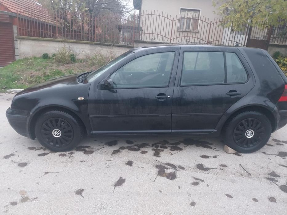 Продава се на Части Volkswagen Golf 4