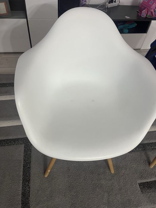 Masa rotunda cu scaune