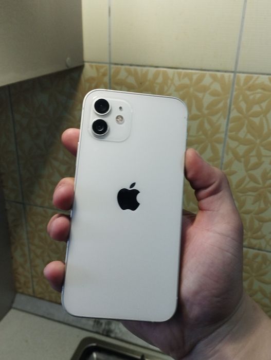 Продам Iphone 12