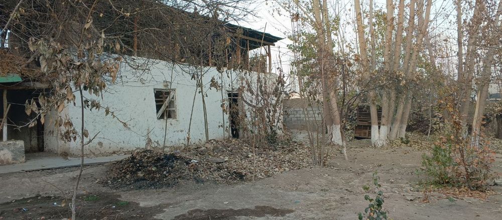 Уй Сотилади 7 Хона ошхона бания 200 та тераги дарахтлари куп