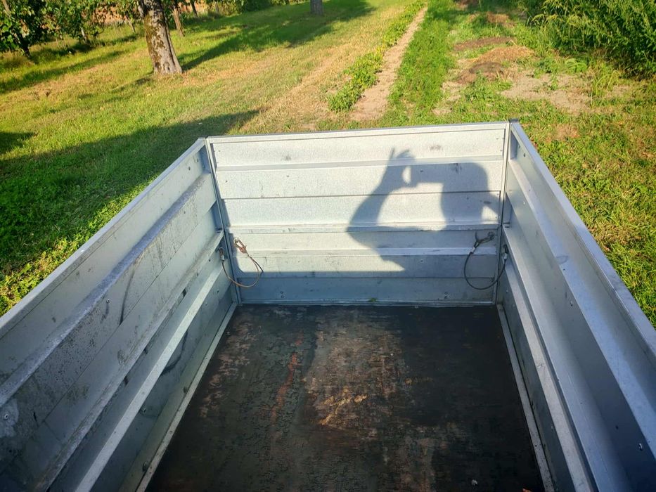 Vand remorca 650 kg in stare perfecta