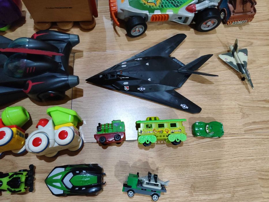Машинки 28 штук большие и маленькие