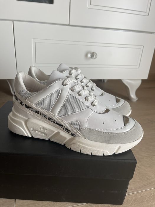 Сникърси Love Moschino