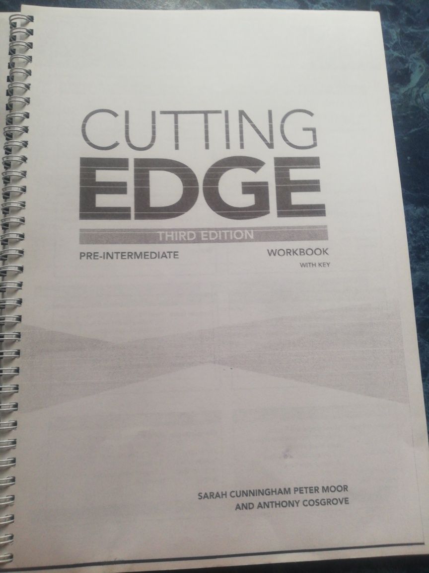 Учебник для освоения английского языка Cutting Edge Third Edition.