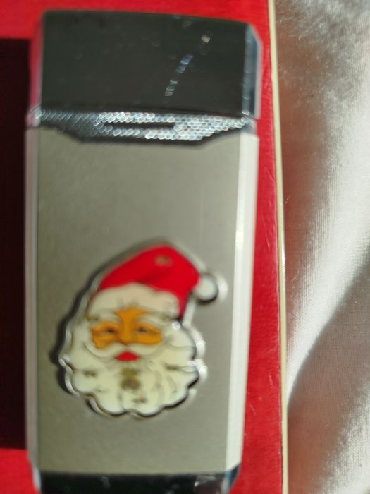 Продавам запалка със светещ дядо Коледа