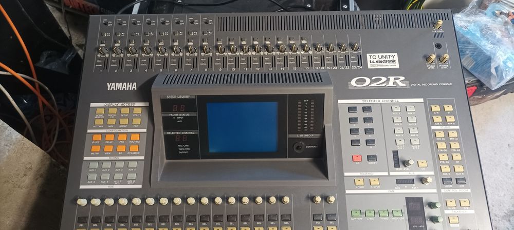 Дигитален пулт YAMAHA O2R