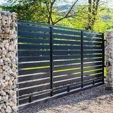 Garduri moderne din sipca metalica plasa bordurata stil jaluzea