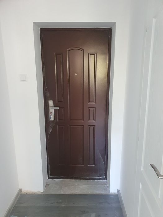 Montaj usi metalice