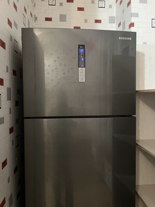 Продам большой холодильник Самсунг на запчасти рн Ресторан Туран