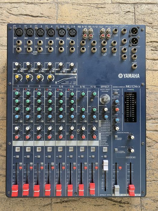 Yamaha MG124CX cu efecte