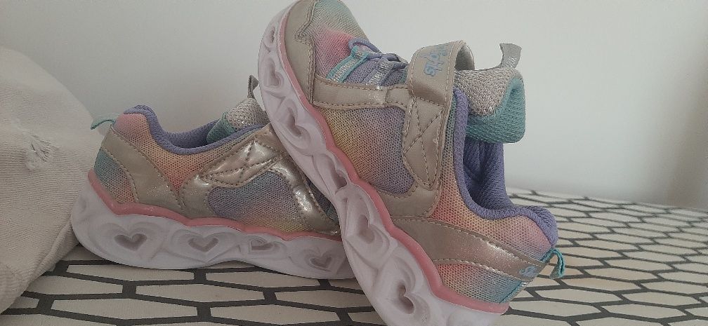 Vând adidasi Skechers fetite mărime 26