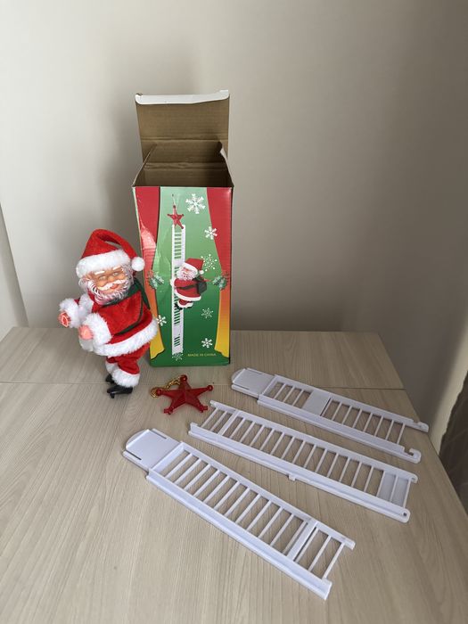 Дед мороз музыкальный спускается и поднимается по леснице