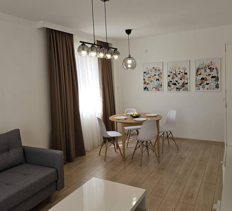 Дава се под наем Тристаен апартамент в Пловдив, Център - 91 кв.м за 650 € - Снимка #1