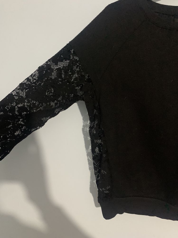 Bluza neagra Bershka cu dantela în părți