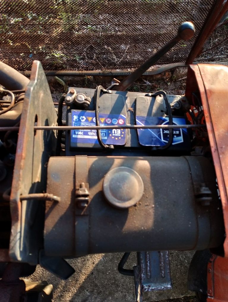 Продавам трактор Kubota b7000 с плуг