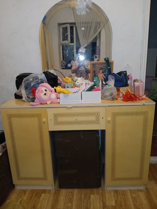 Шкаф и комод с зеркалом