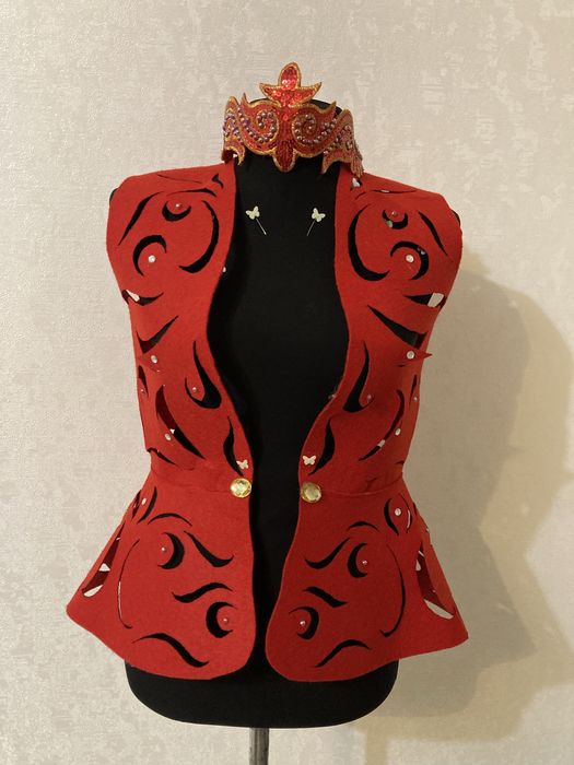 Нацилнальная жилетка с диадемой, из фетра