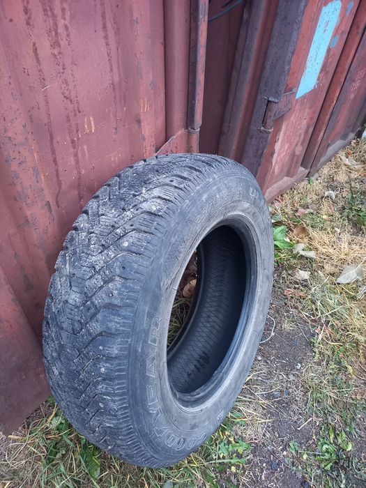 Продам комплект б/У шипованной резины