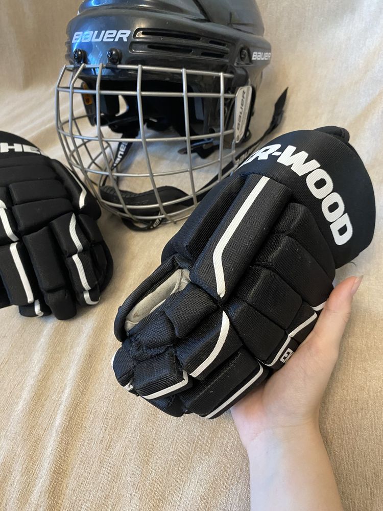 хоккейные перчатки и шлем детские
