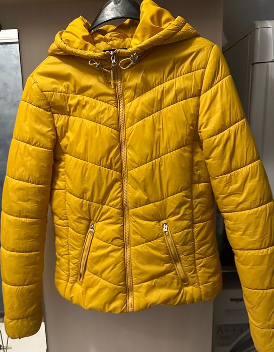 Жълто яке bershka
