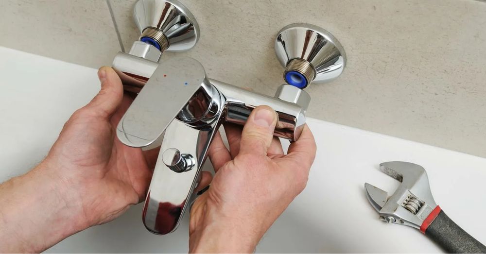 Установка смесител, сантехник замена смеситель, кран привозим собой.