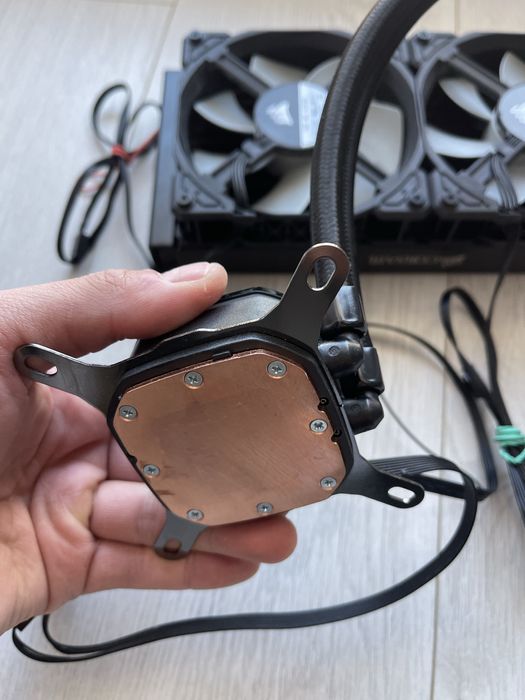 • Cooler RGB  • CORSAIR • liquid •