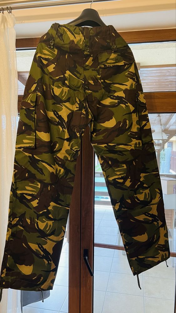 Vand costum militar marimea 52