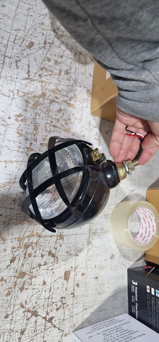 Proiector far tractor utilaje agricole pret 115 lei bucata se poate tr