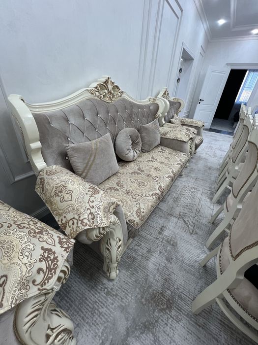 Продам диван с двумя креслами.