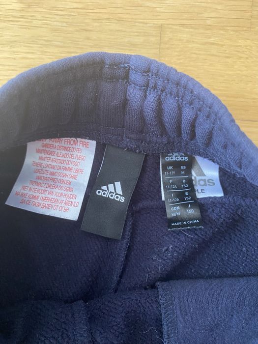 Vând compleu Adidas mărimea  (  m-bluză/pantalon ) 1,52 înălțime