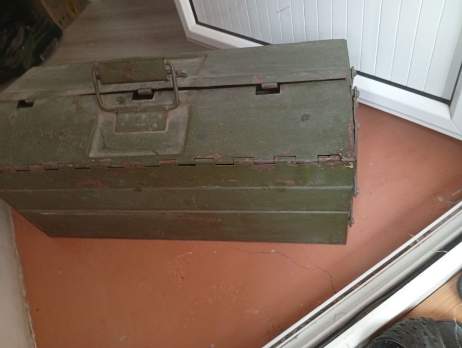 Срочно продается  железный чемоданчик для инструментов