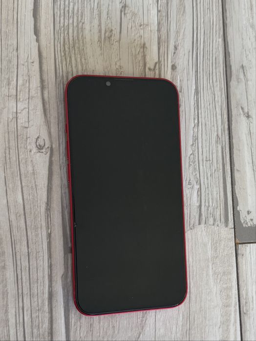 iPhone 13 червен телефон