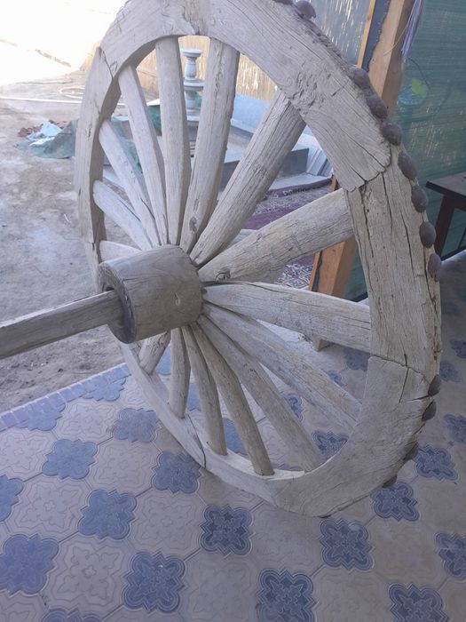 Старинный колесо от арава