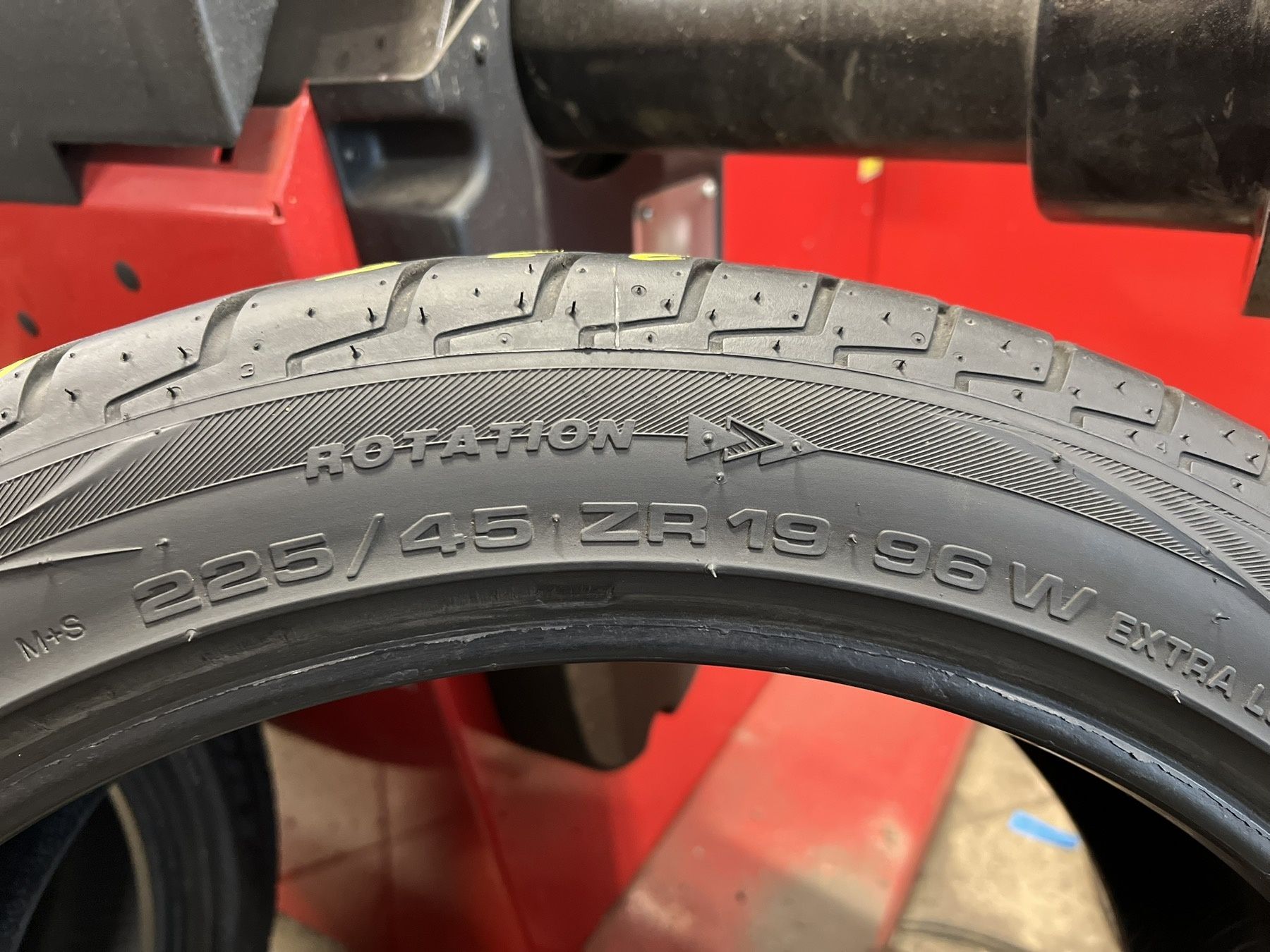Всесезонни гуми 225/45 R19 Achiles