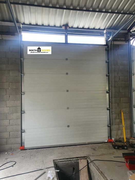 Distribuim la cel mai bun pret usi de garaj-TRANSPORT GRATUIT