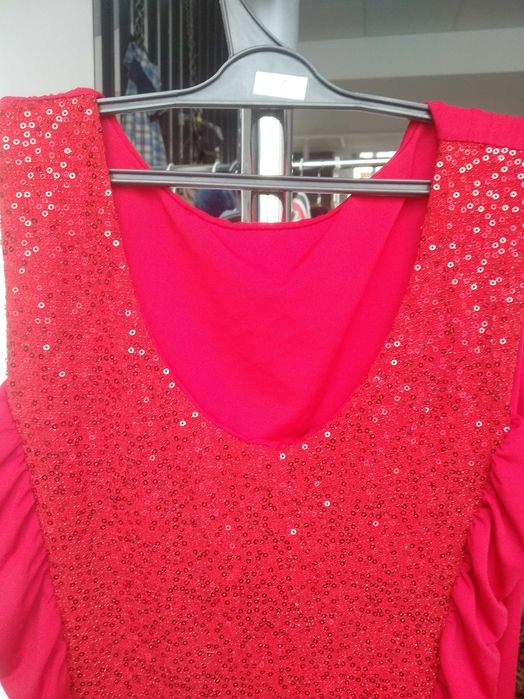 Рокля в червено с пайети