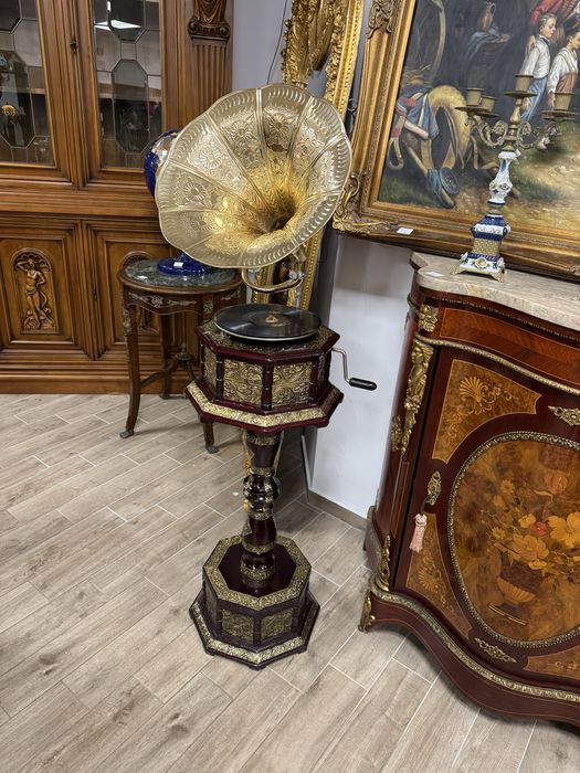 Gramofon din lemn cu picior si ornamente alama