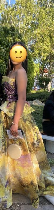 Продавам си балната рокля.Облечена е само веднъж. Няма следи от носене